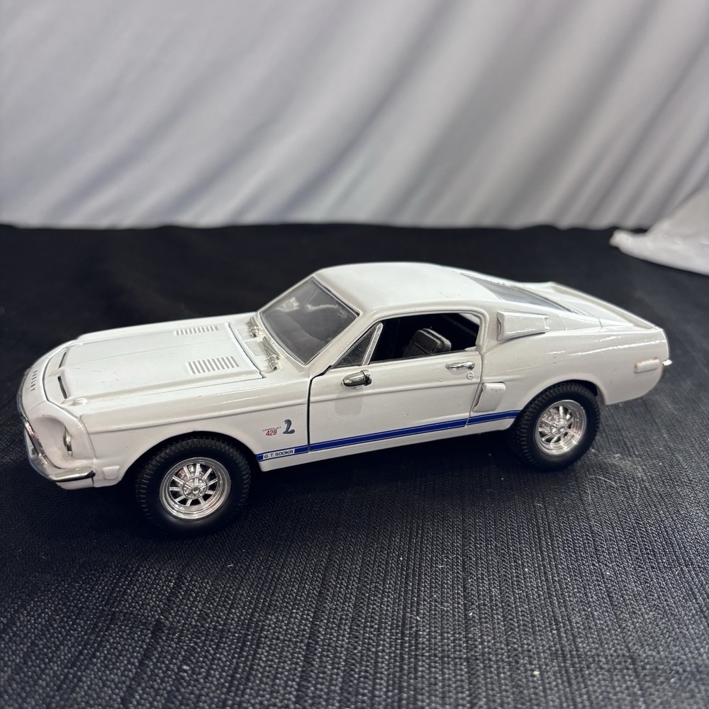 Road Signature 1968 Shelby GT500KR 1/24 Diecast White Blue Stripe SS 8706 Muscle